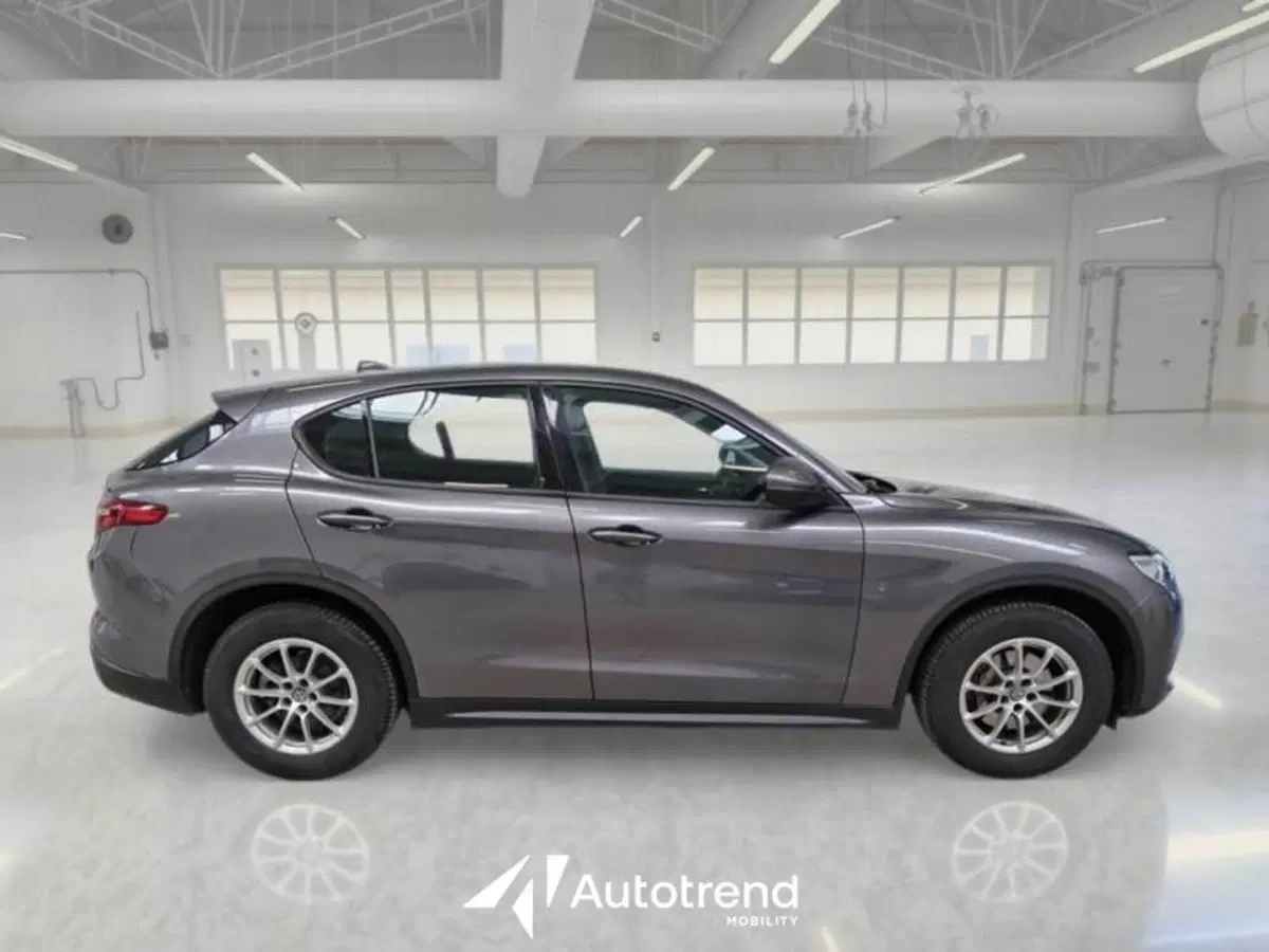Alfa Romeo Stelvio usata a Bari (16)