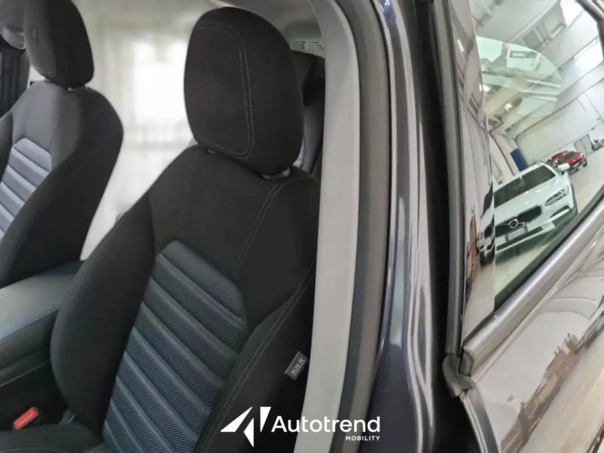 Alfa Romeo Stelvio usata a Bari (17)