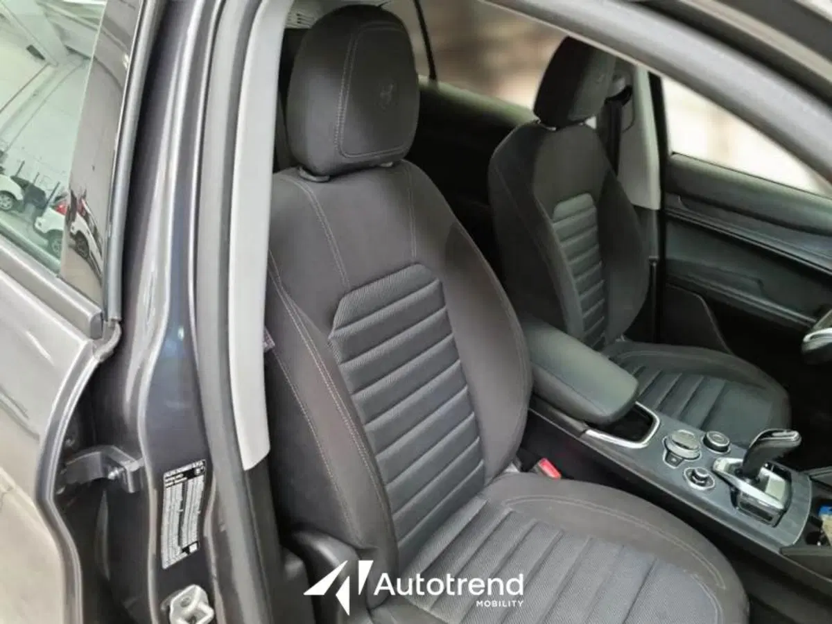 Alfa Romeo Stelvio usata a Bari (18)
