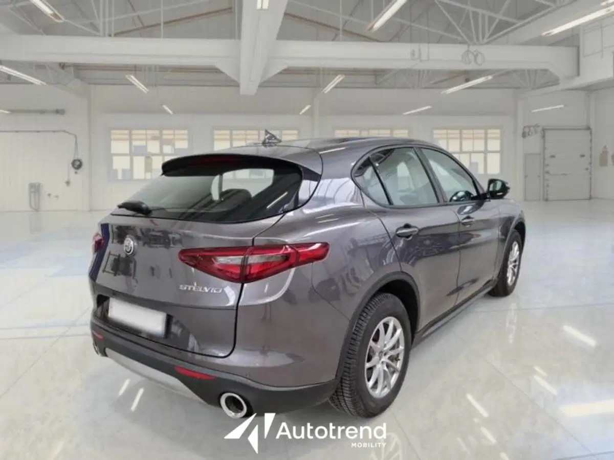 Alfa Romeo Stelvio usata a Bari (2)