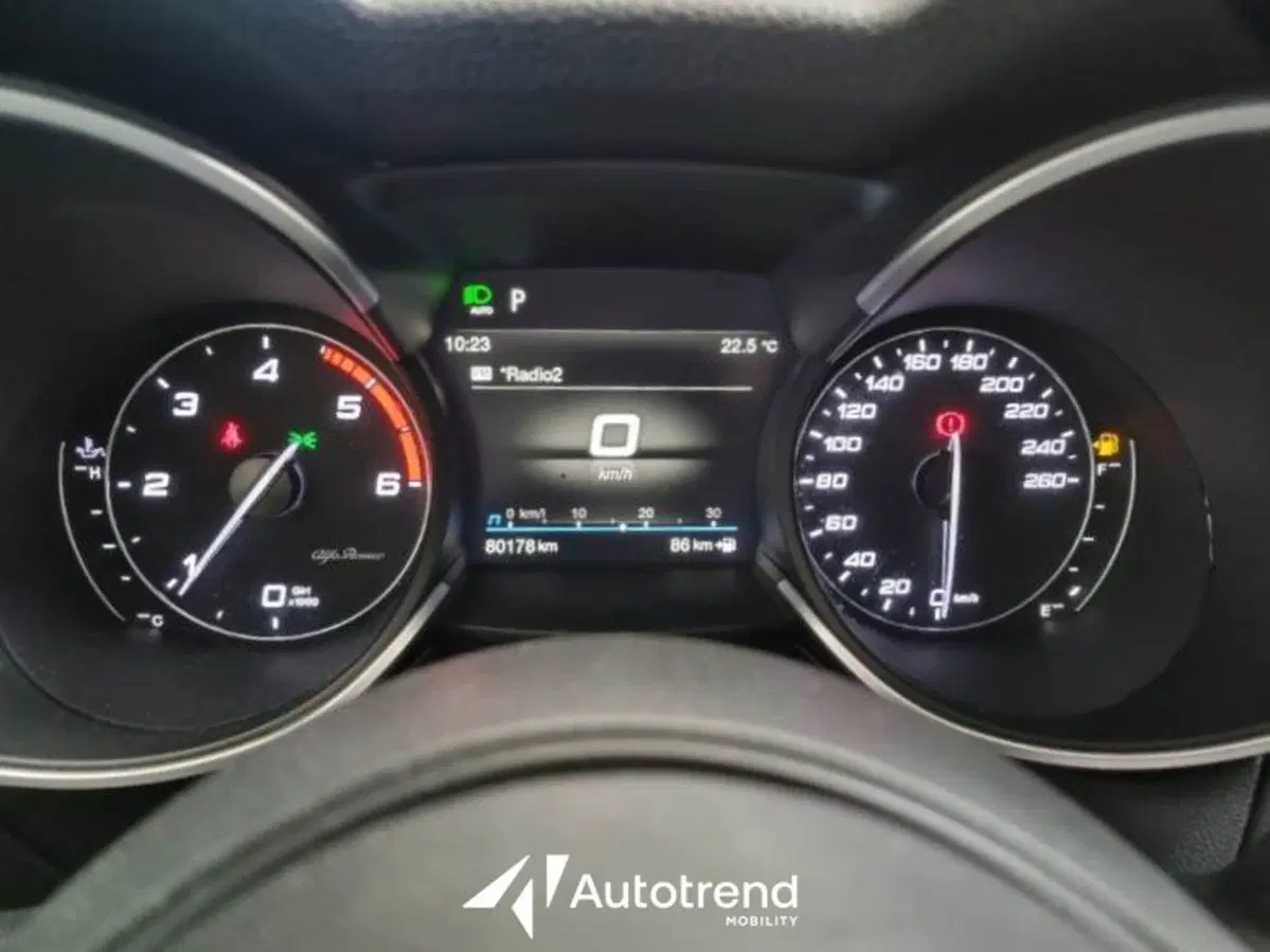 Alfa Romeo Stelvio usata a Bari (9)