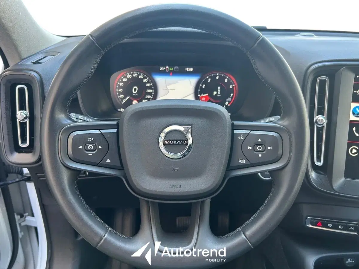 Volvo XC40 usata a Bari (9)