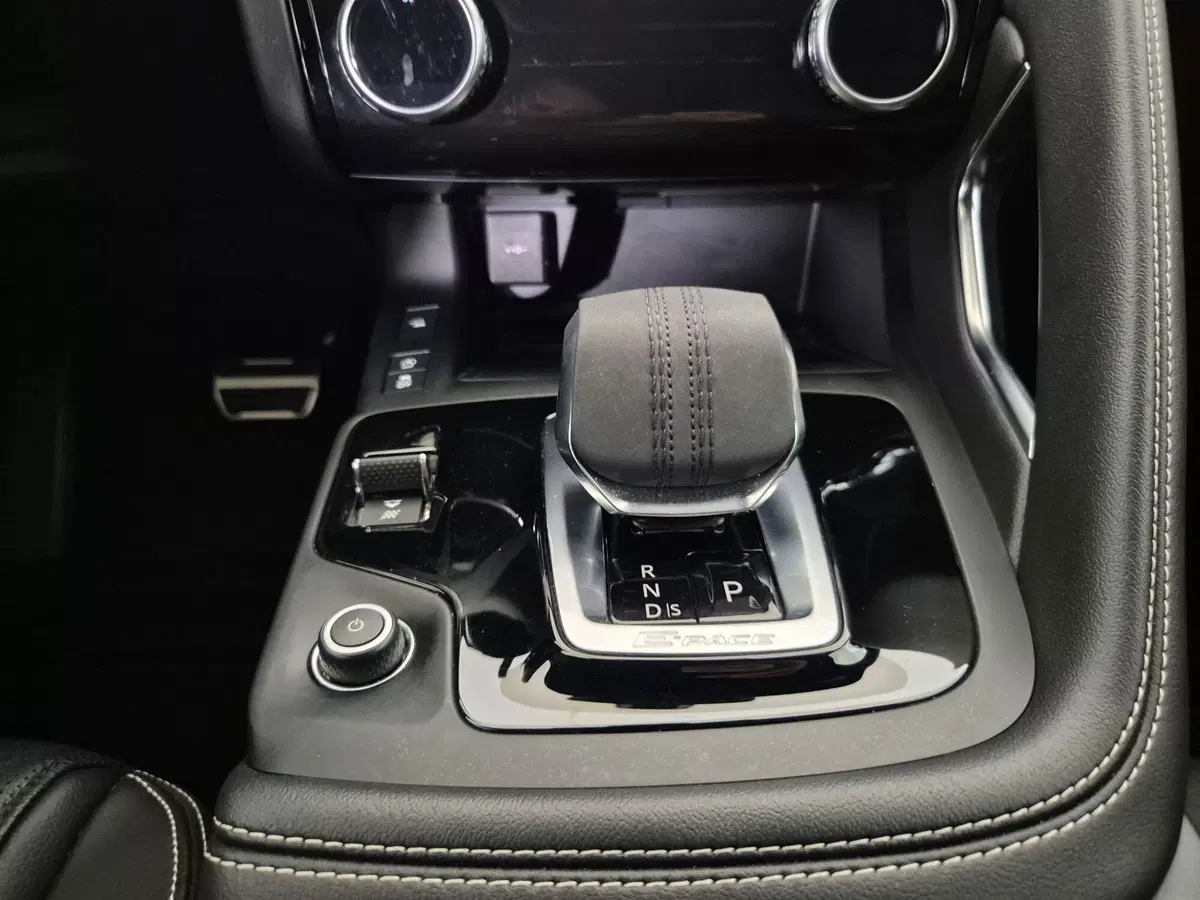 Jaguar E-Pace usata a Torino (11)