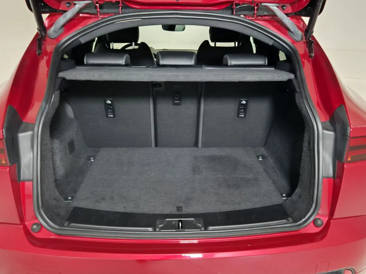 Jaguar E-Pace usata a Torino (13)