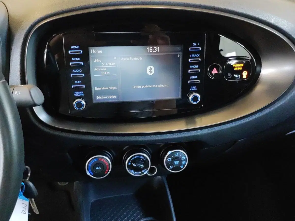 Toyota Aygo X usata a Milano (11)