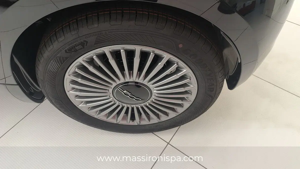 Fiat 500 nuova a Milano (9)