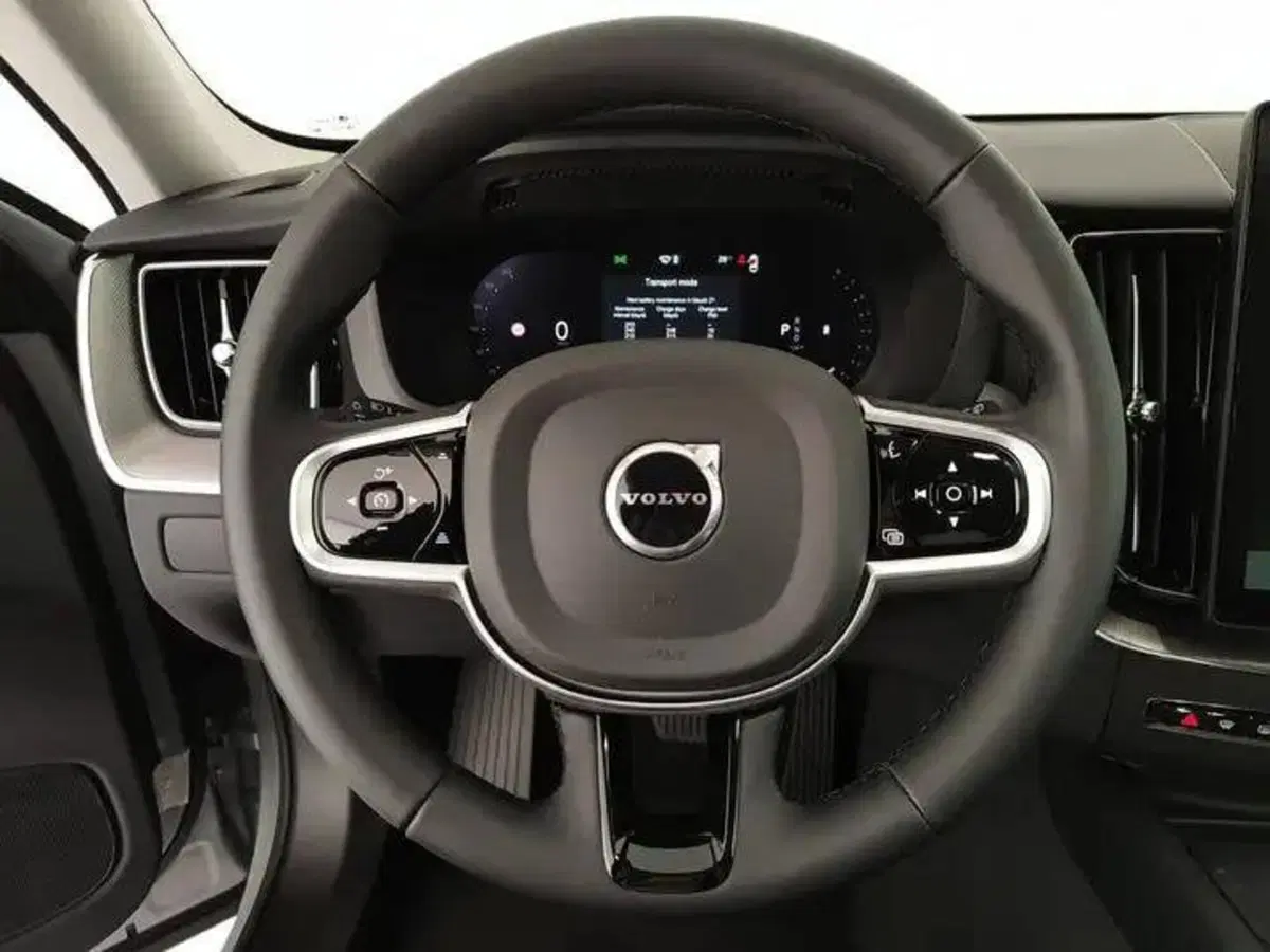 Volvo XC60 nuova a Como (11)