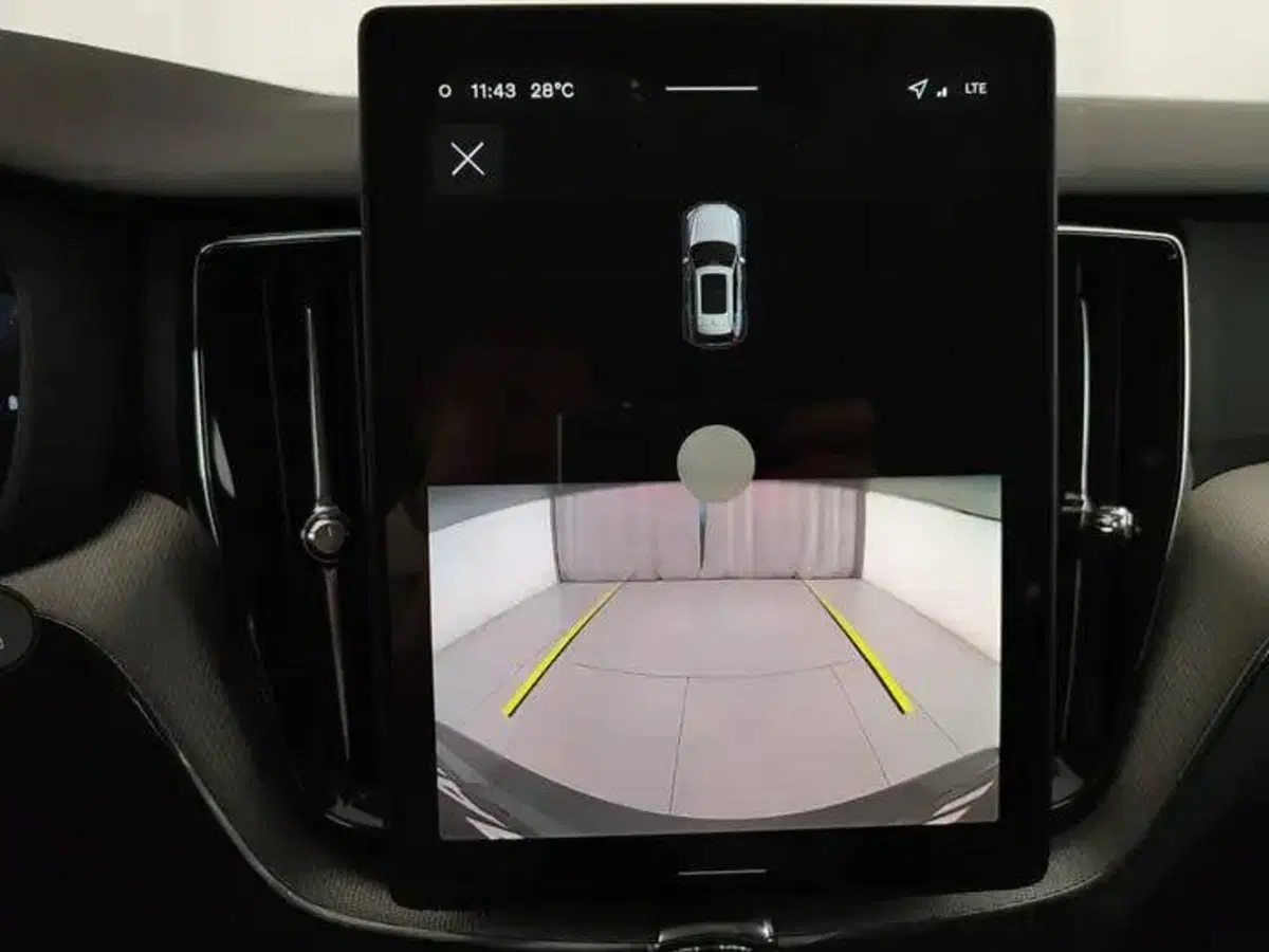 Volvo XC60 nuova a Como (14)