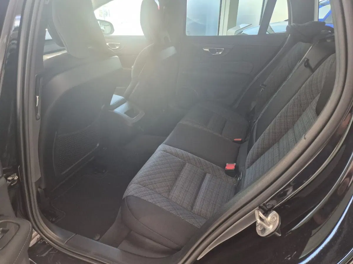 Volvo V60 nuova a Como (10)