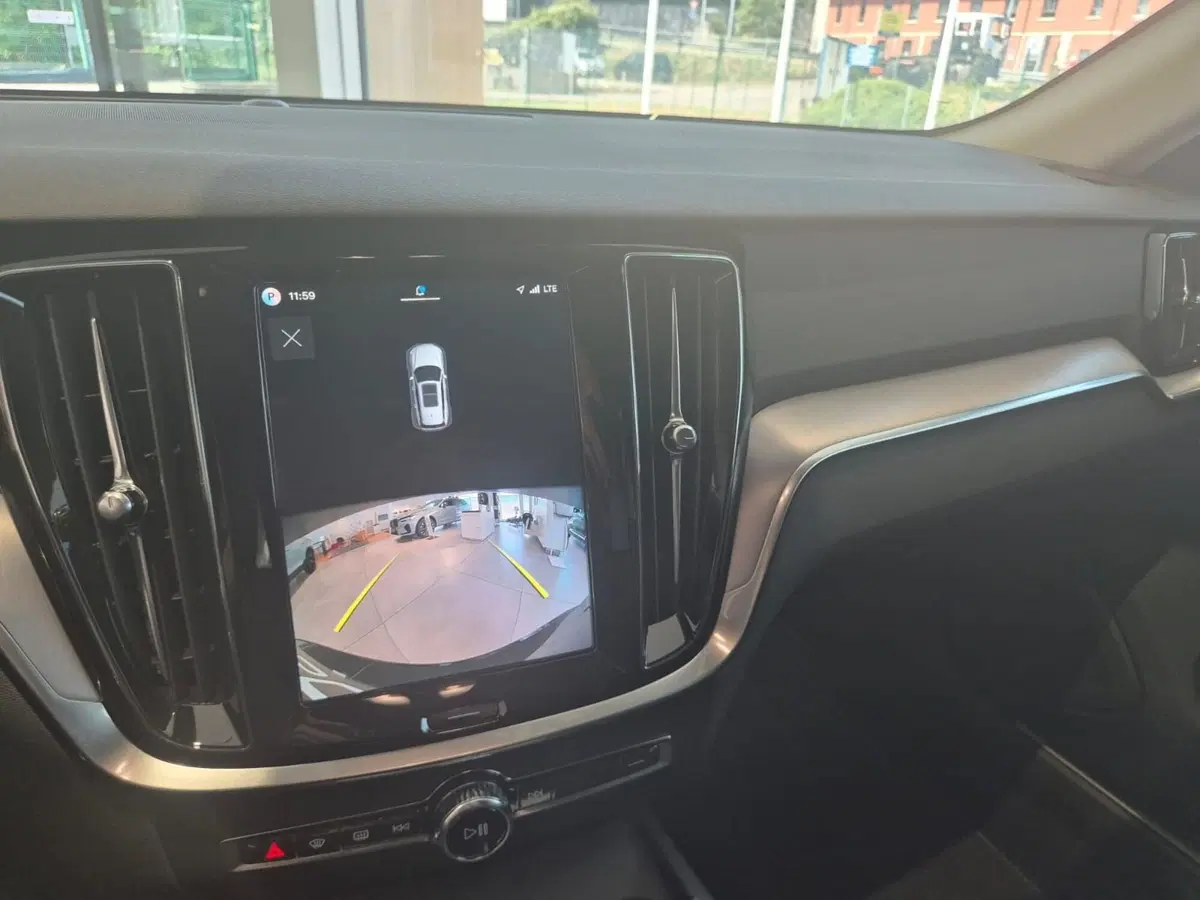 Volvo V60 nuova a Como (13)