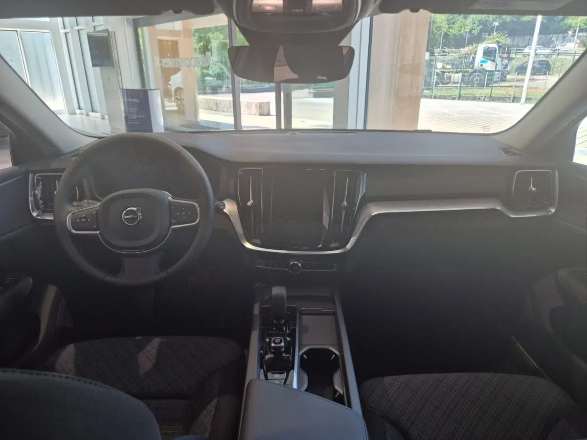 Volvo V60 nuova a Como (9)