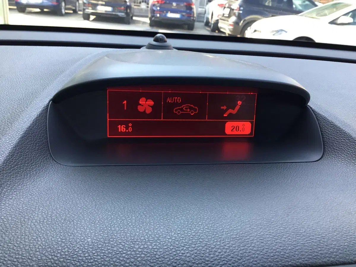 Opel Mokka usata a Genova (17)