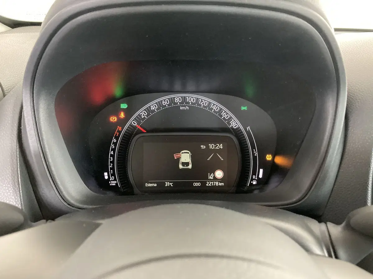 Toyota Aygo X usata a Foggia (11)