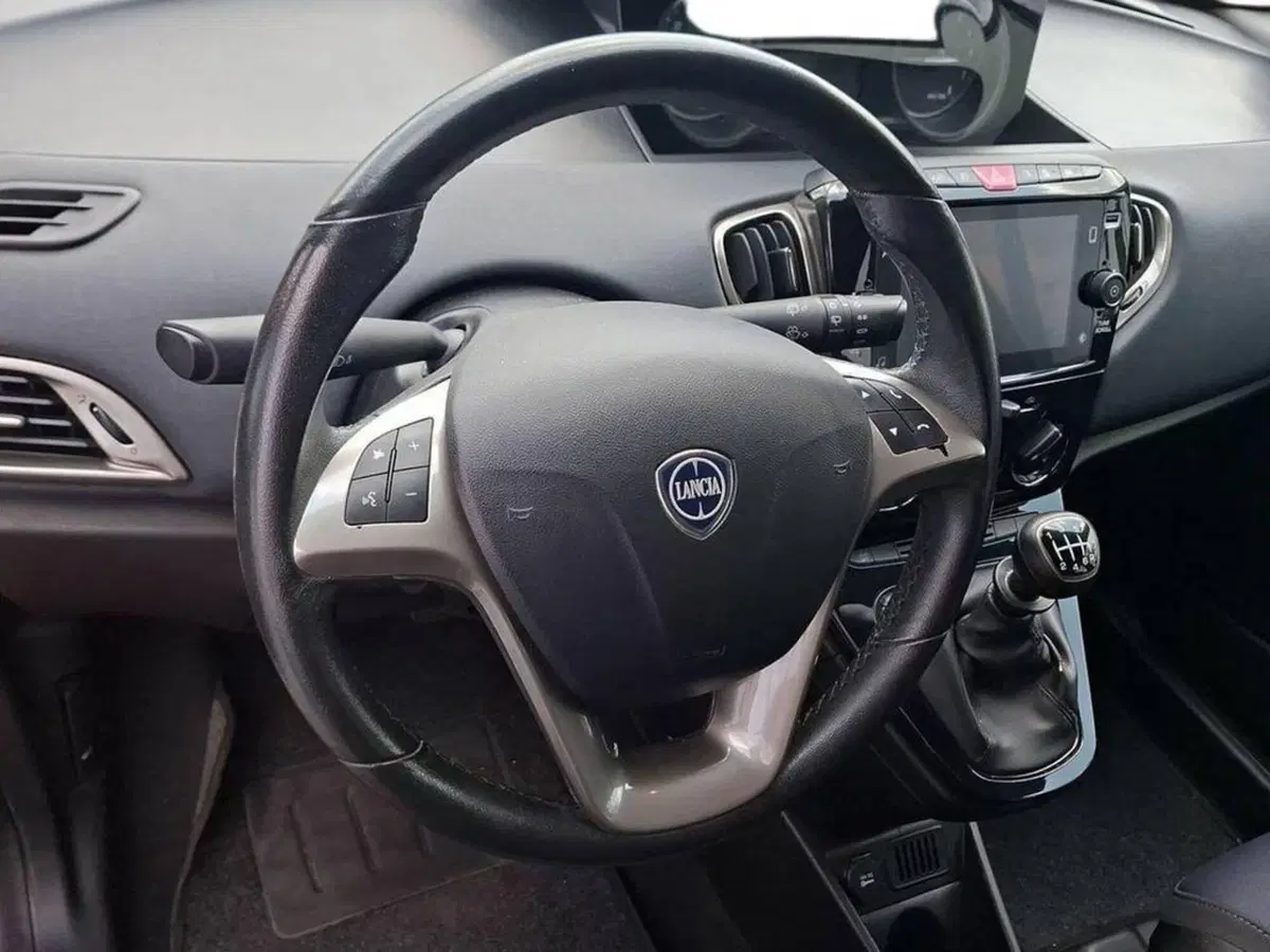 Lancia Ypsilon usata a Torino (10)