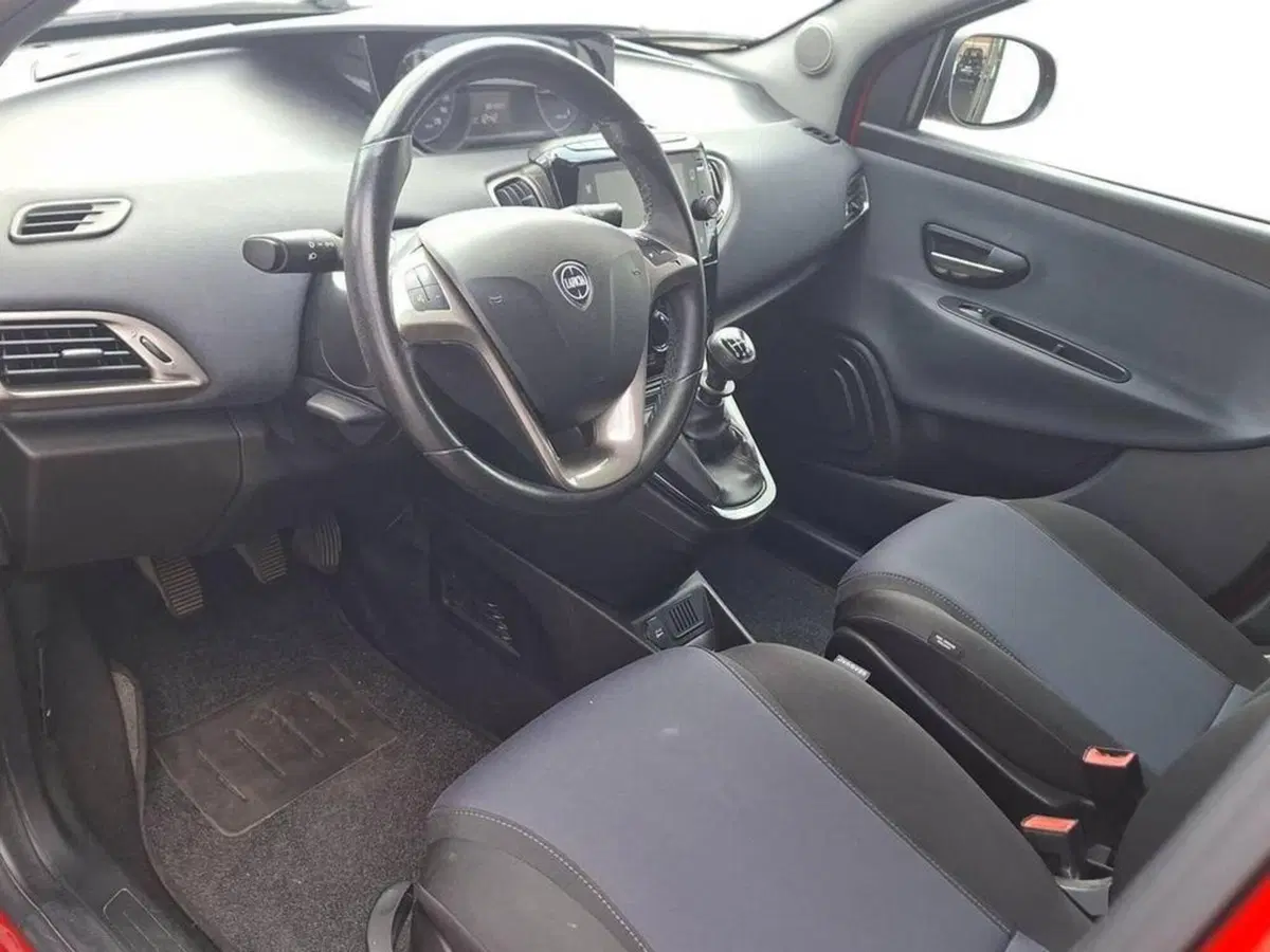 Lancia Ypsilon usata a Torino (9)