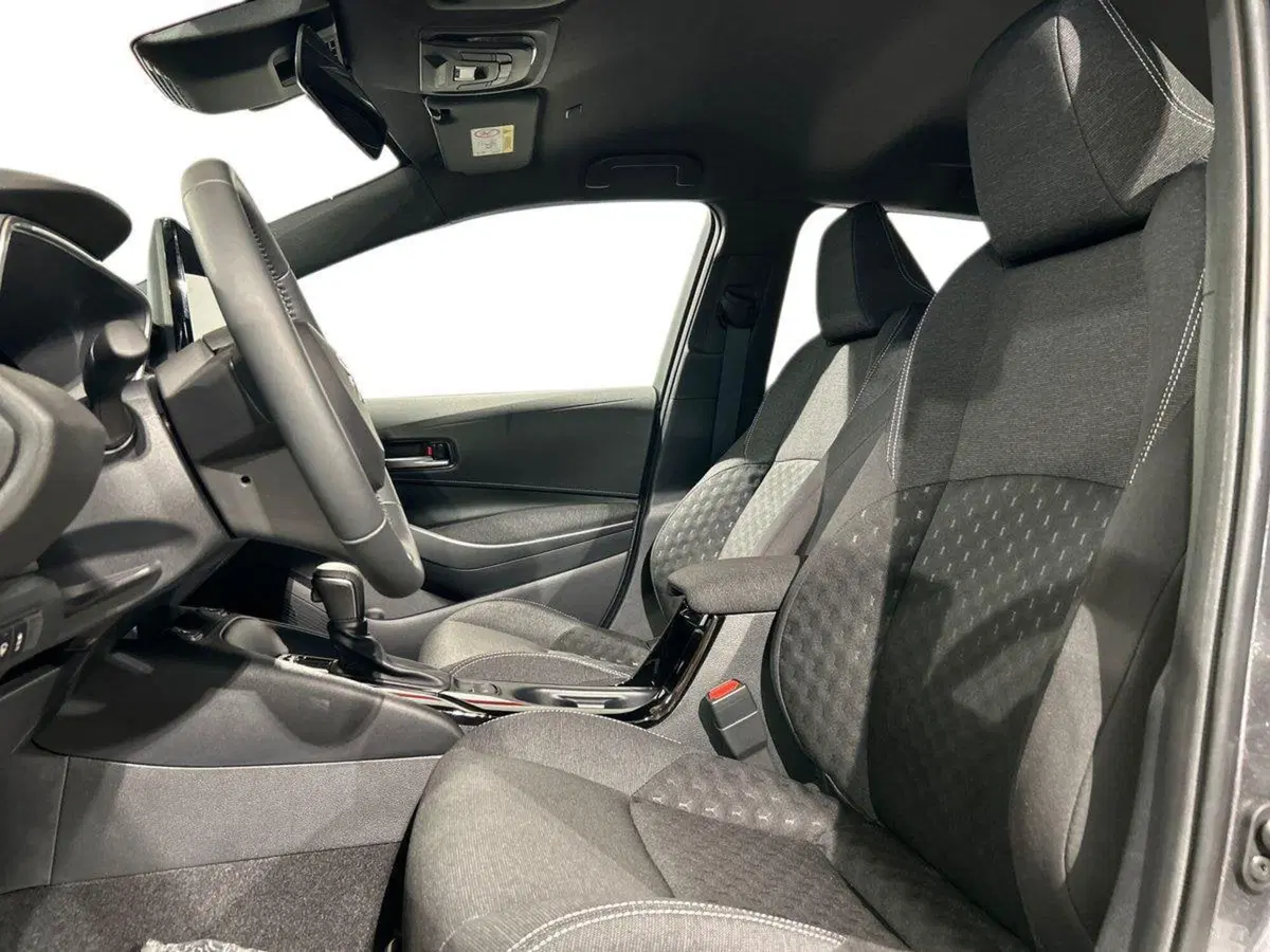 Toyota Corolla Touring Sports nuova a Lecco (10)