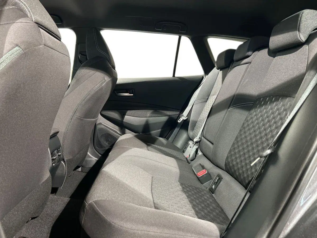 Toyota Corolla Touring Sports nuova a Lecco (11)