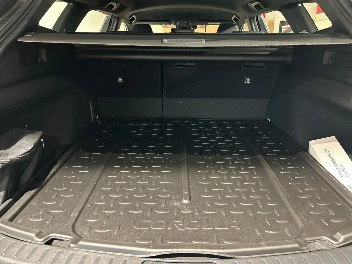 Toyota Corolla Touring Sports nuova a Lecco (12)