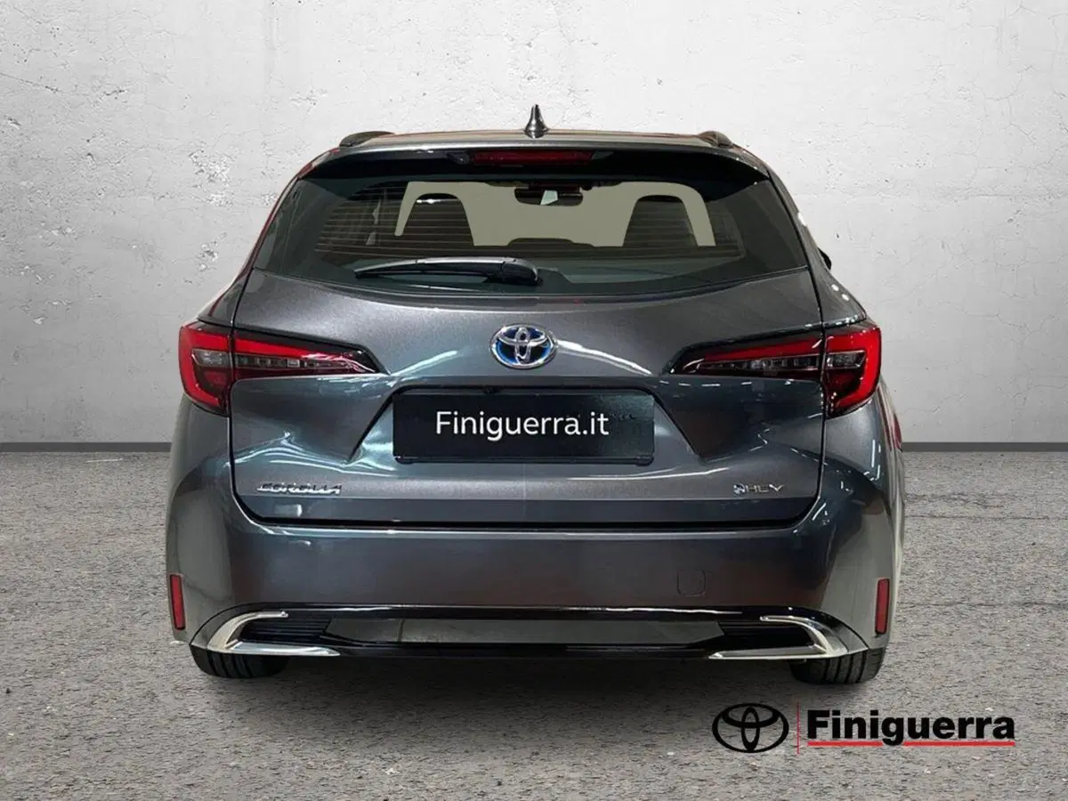 Toyota Corolla Touring Sports nuova a Lecco (3)