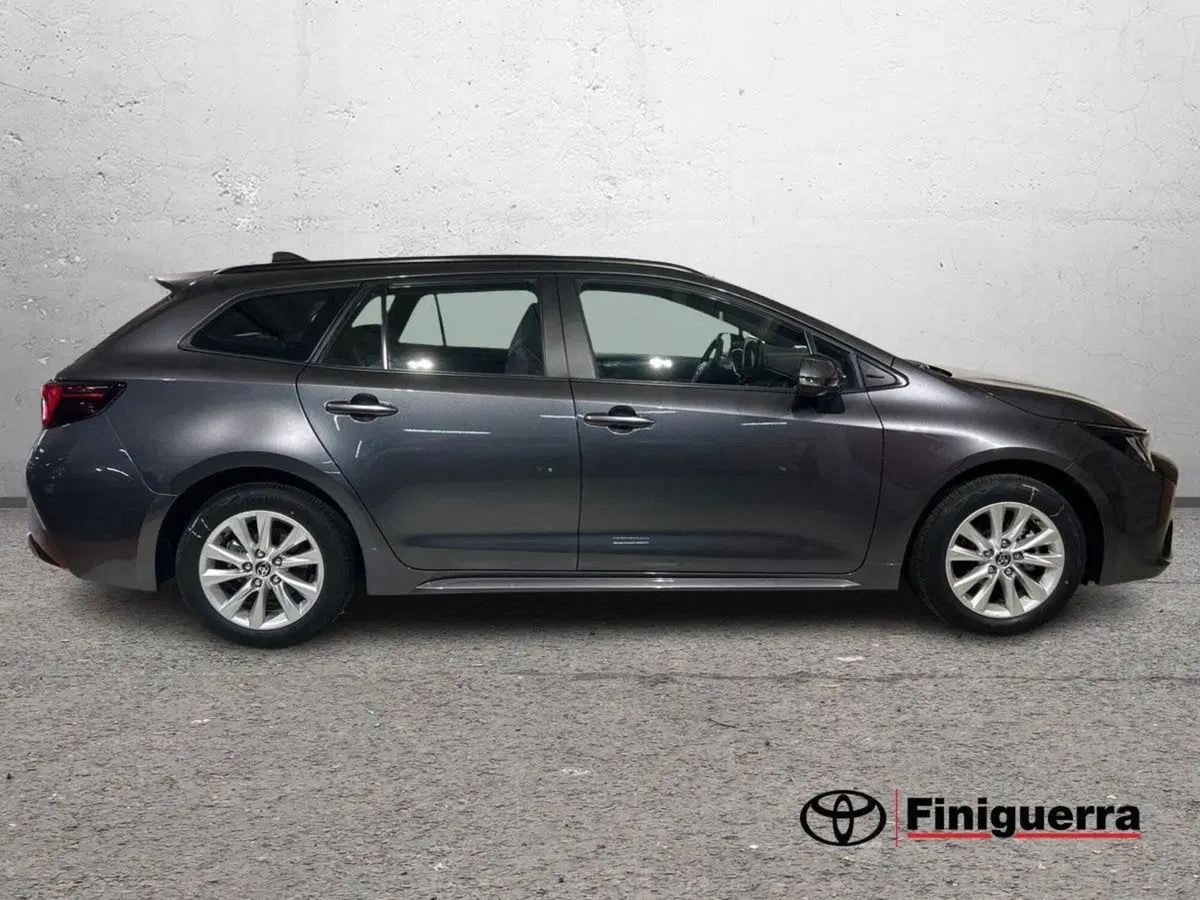 Toyota Corolla Touring Sports nuova a Lecco (5)