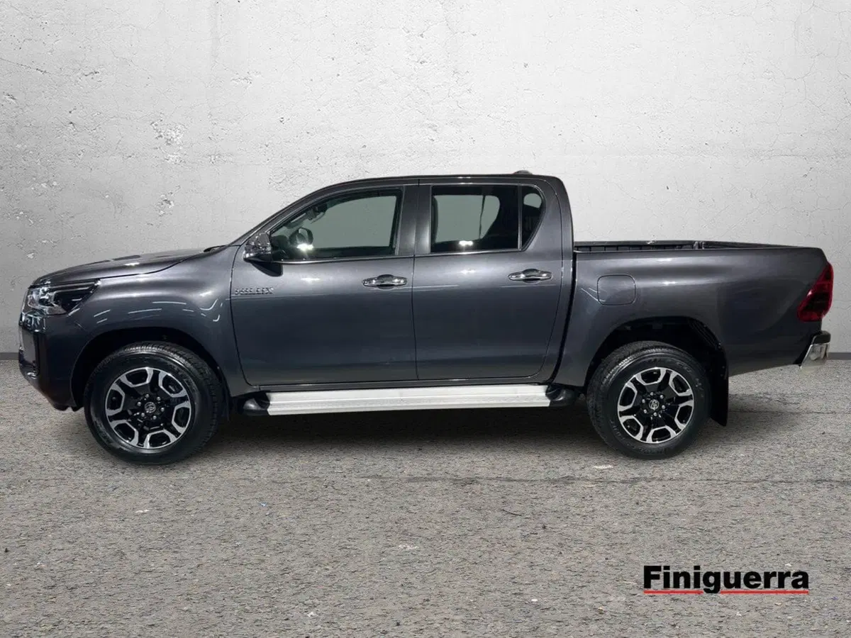 Toyota Hilux nuova a Lecco (6)
