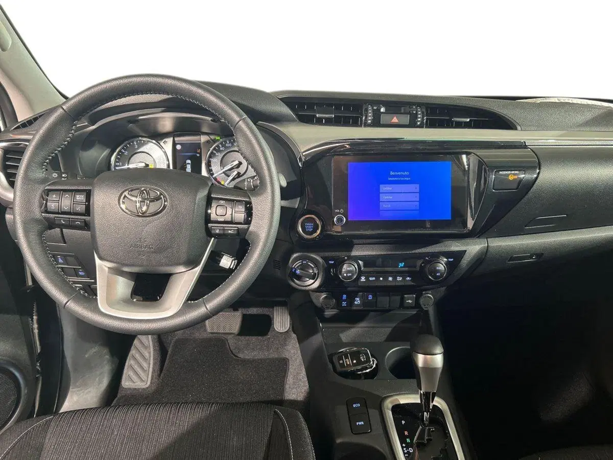 Toyota Hilux nuova a Lecco (8)