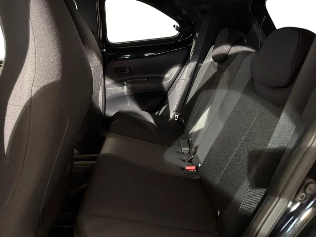 Toyota Aygo X nuova a Sondrio (11)