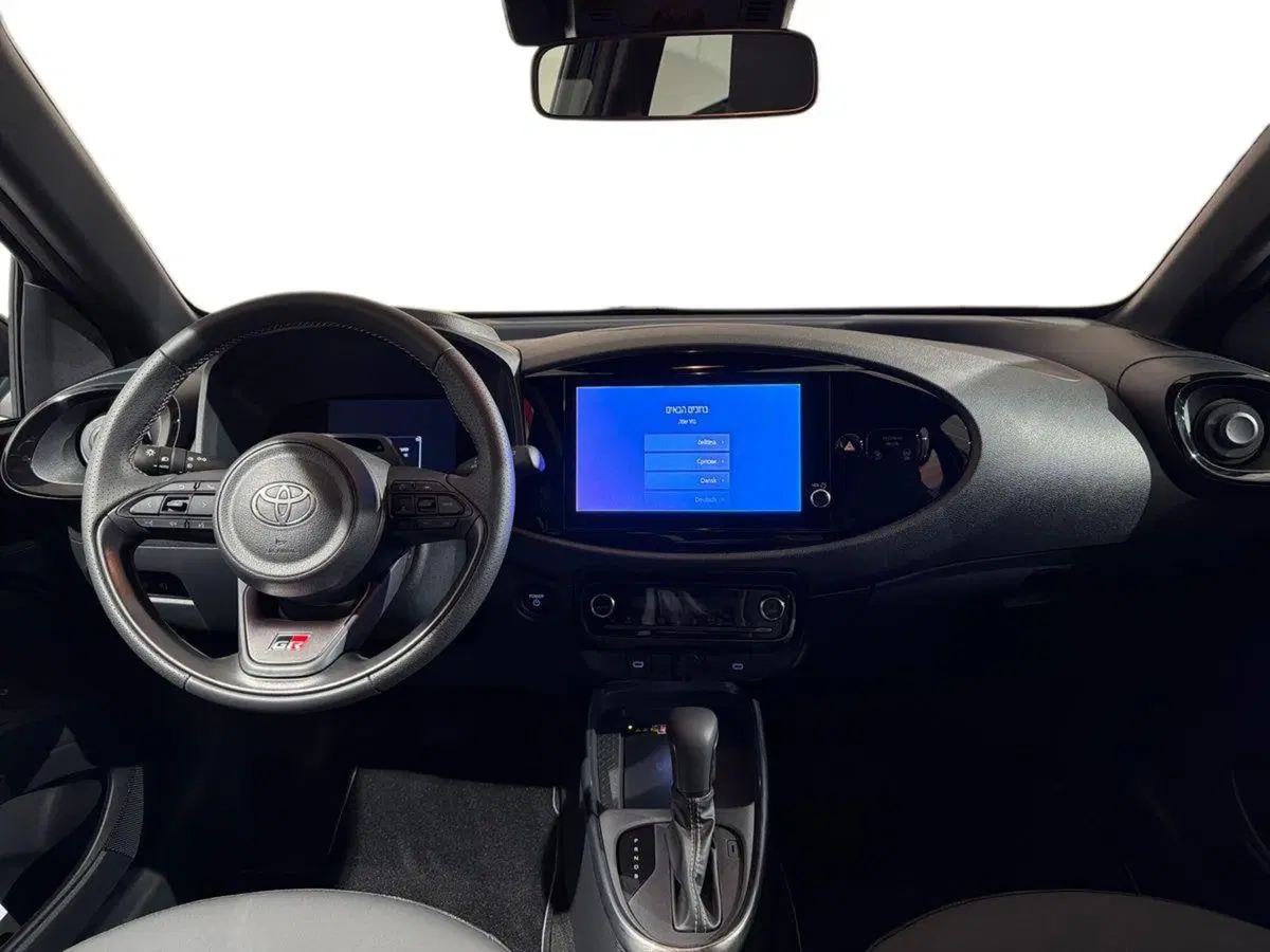 Toyota Aygo X nuova a Sondrio (8)