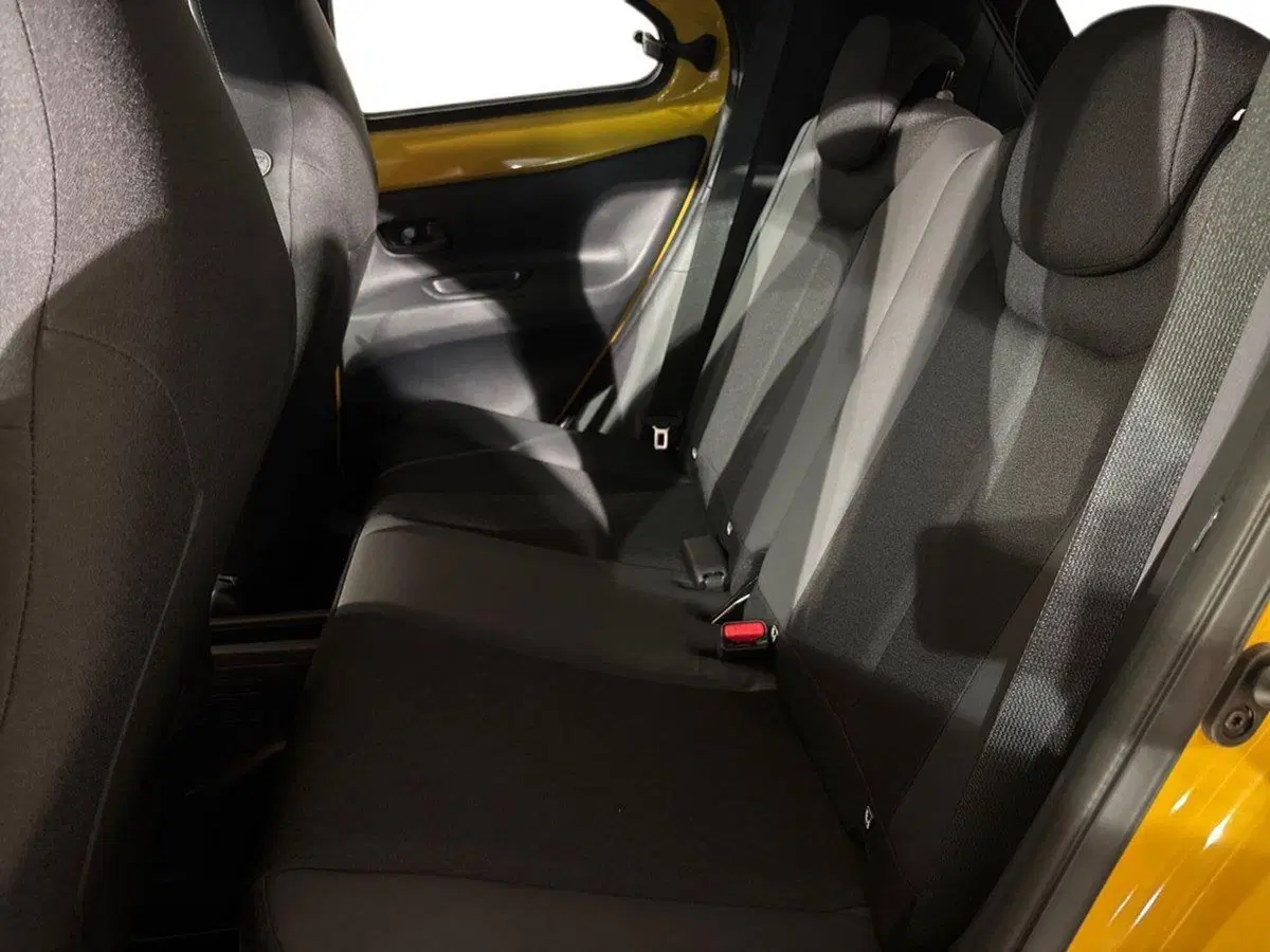 Toyota Aygo X nuova a Sondrio (11)