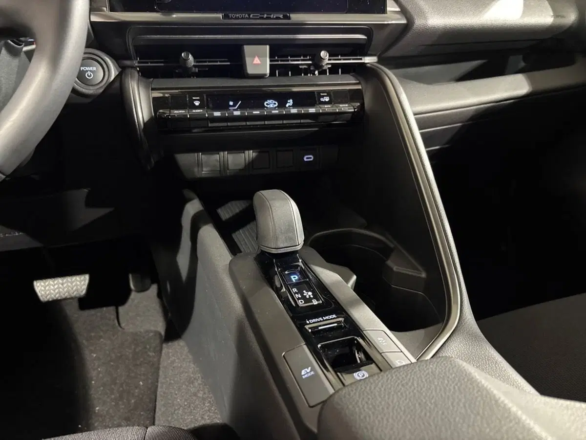 Toyota Toyota C-HR nuova a Lecco (13)