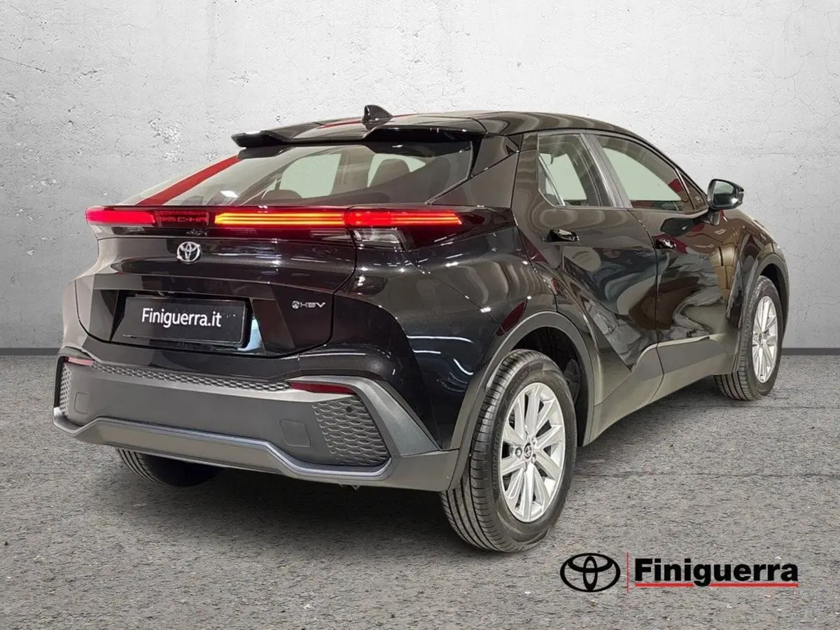 Toyota Toyota C-HR nuova a Lecco (4)