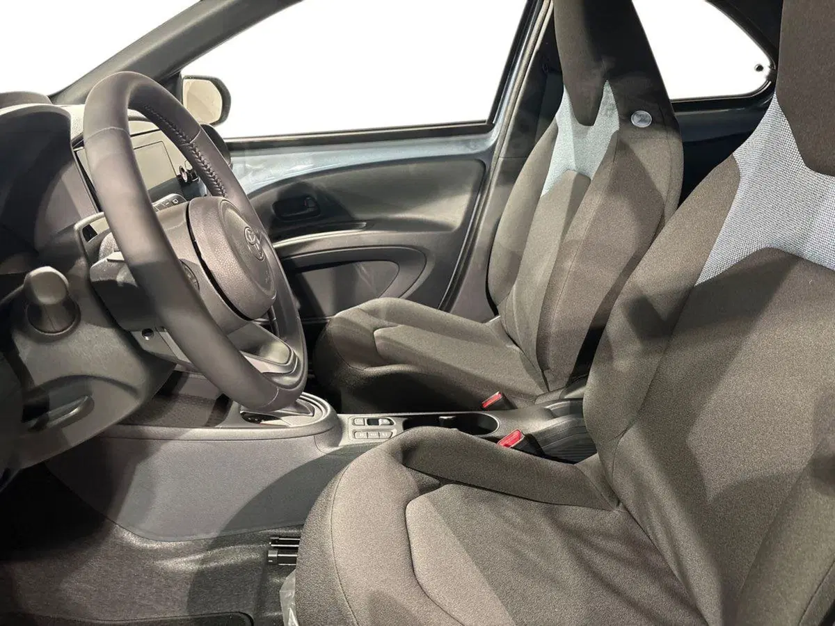 Toyota Aygo X nuova a Lecco (10)