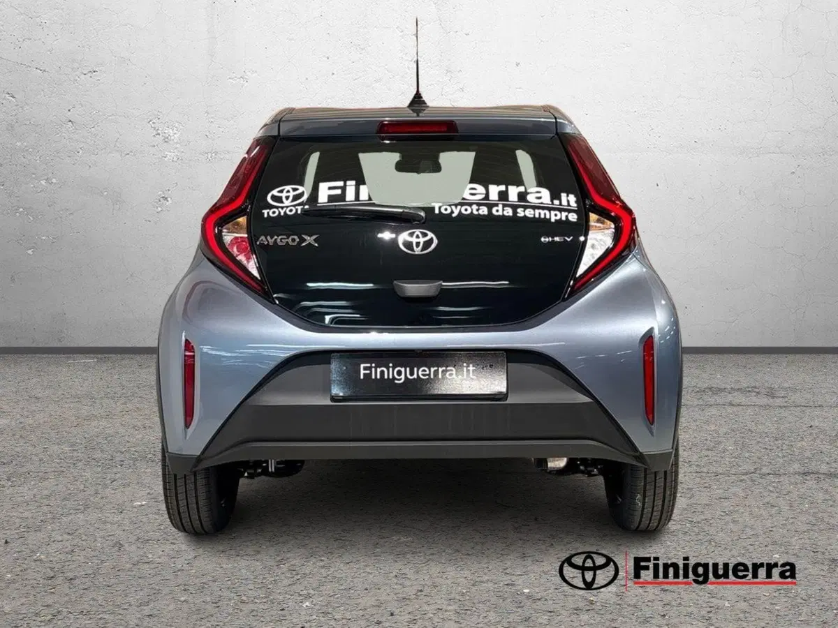 Toyota Aygo X nuova a Lecco (3)