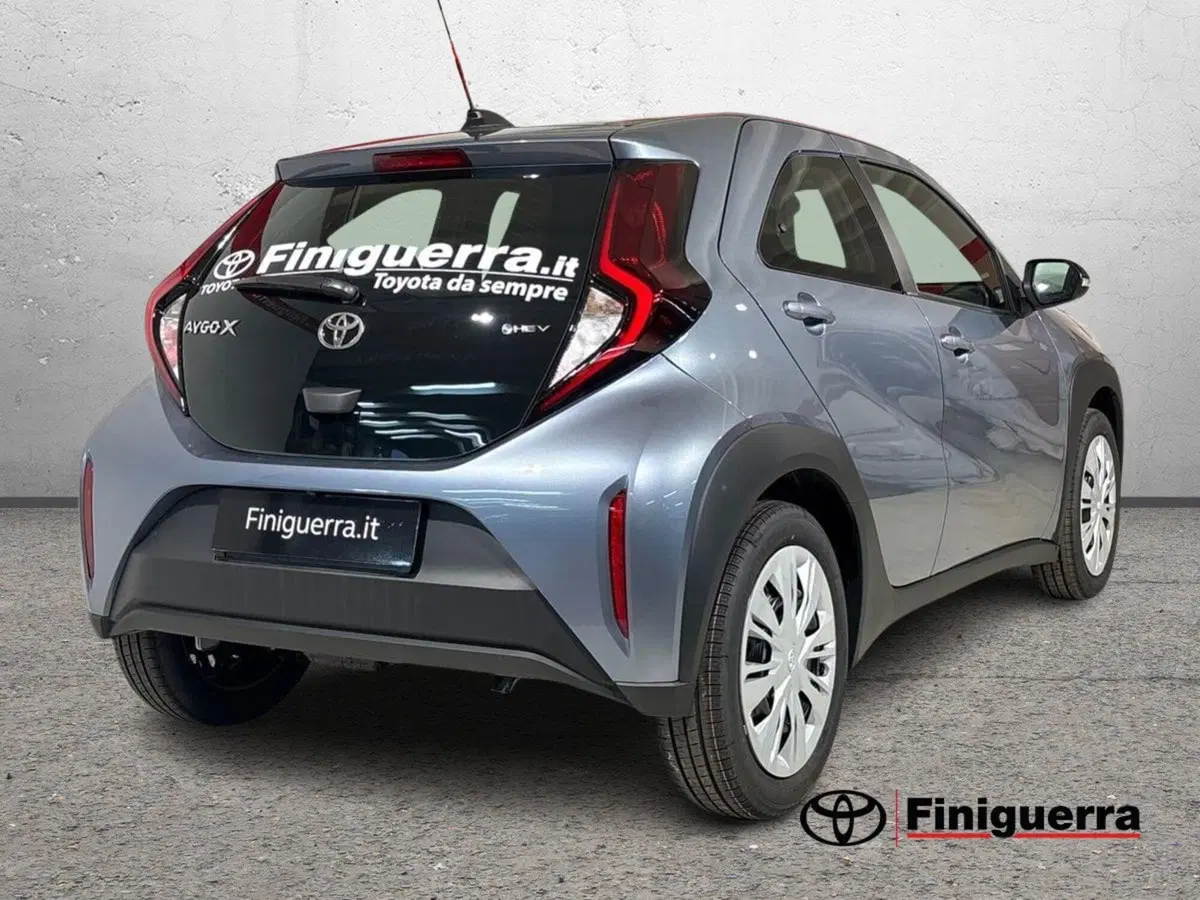 Toyota Aygo X nuova a Lecco (4)