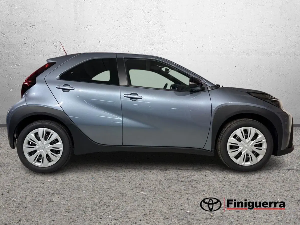 Toyota Aygo X nuova a Lecco (5)