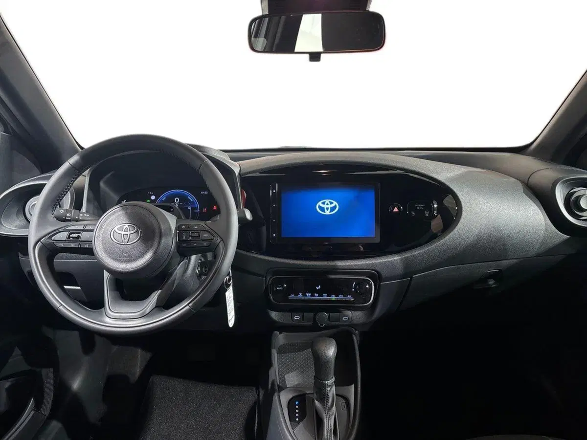 Toyota Aygo X nuova a Lecco (8)