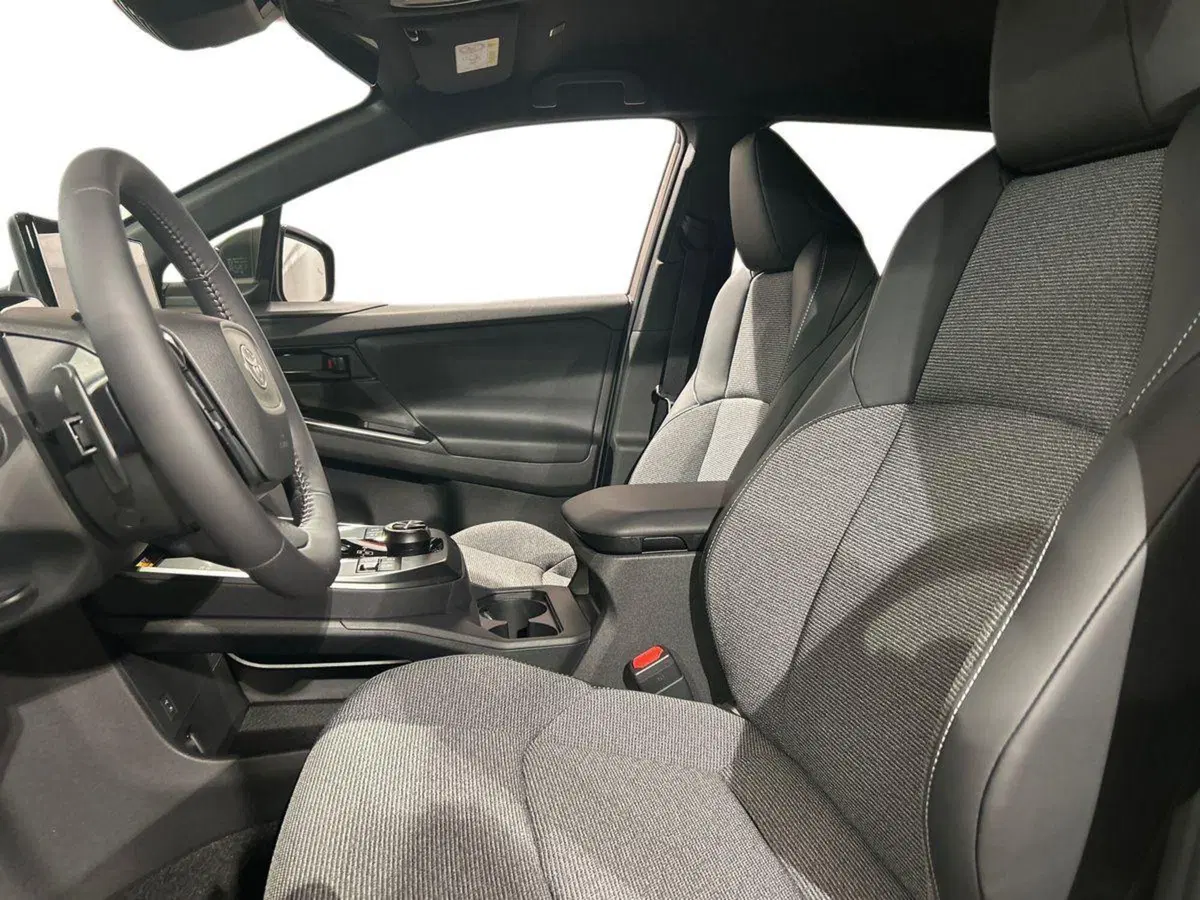 Toyota bZ4X nuova a Lecco (10)