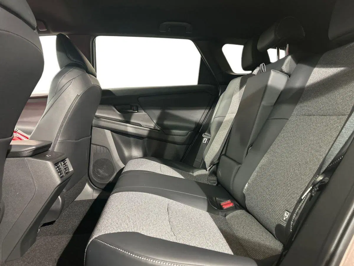 Toyota bZ4X nuova a Lecco (11)