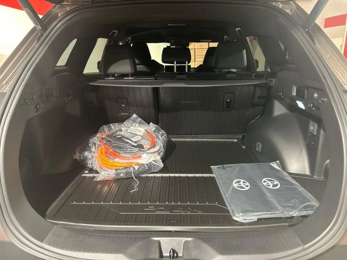 Toyota bZ4X nuova a Lecco (12)