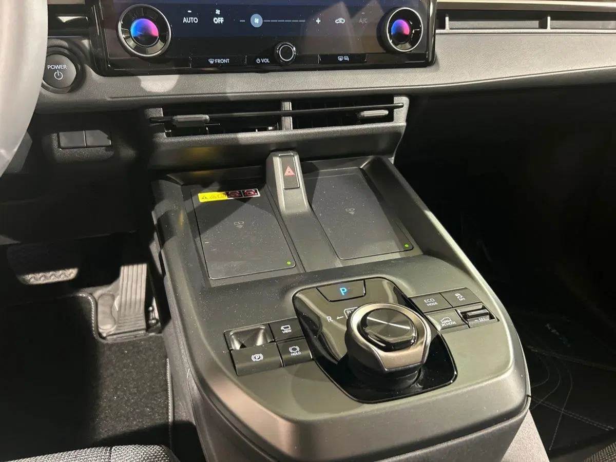 Toyota bZ4X nuova a Lecco (13)
