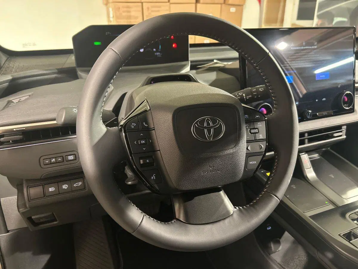 Toyota bZ4X nuova a Lecco (14)