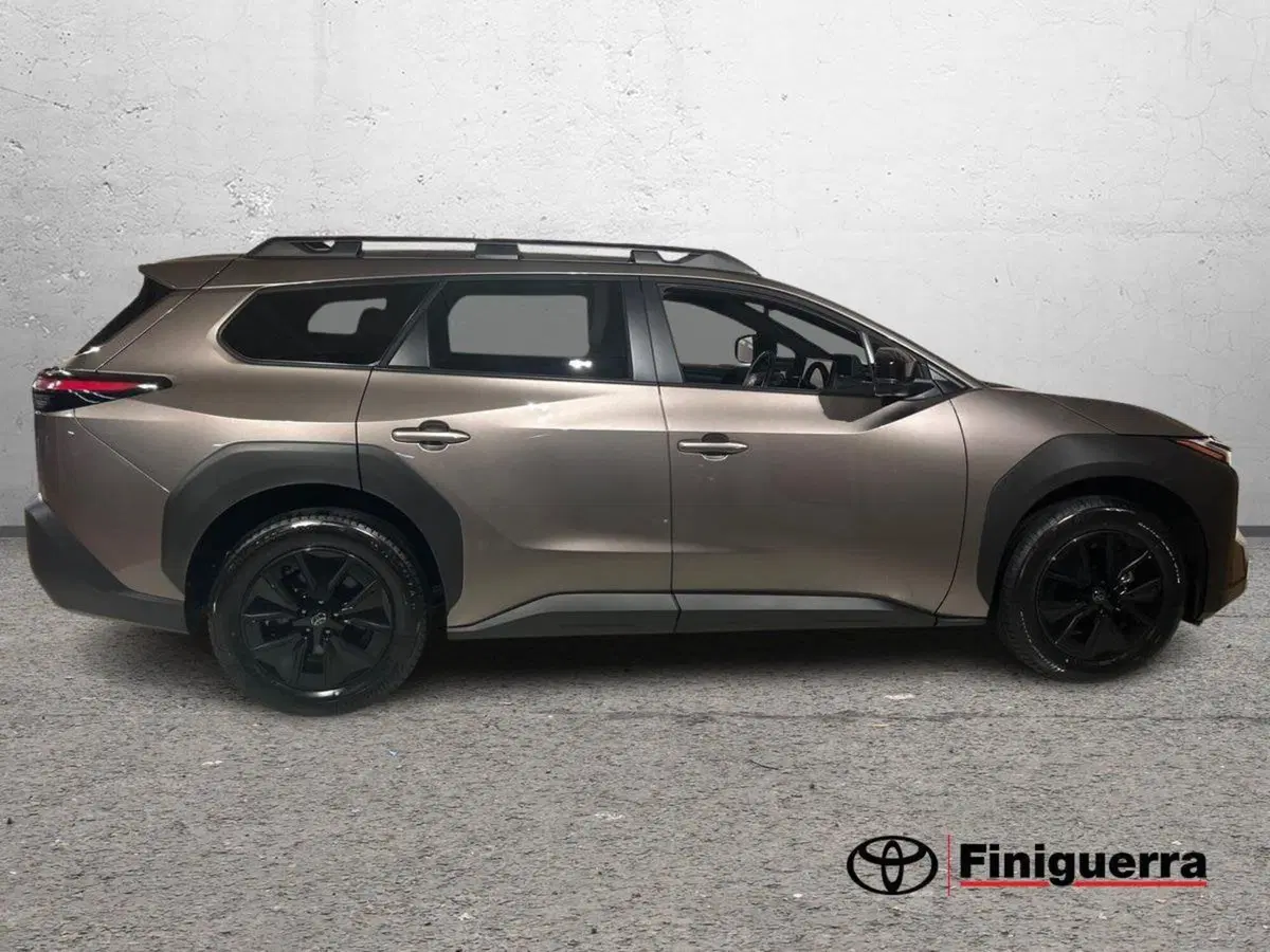 Toyota bZ4X nuova a Lecco (5)
