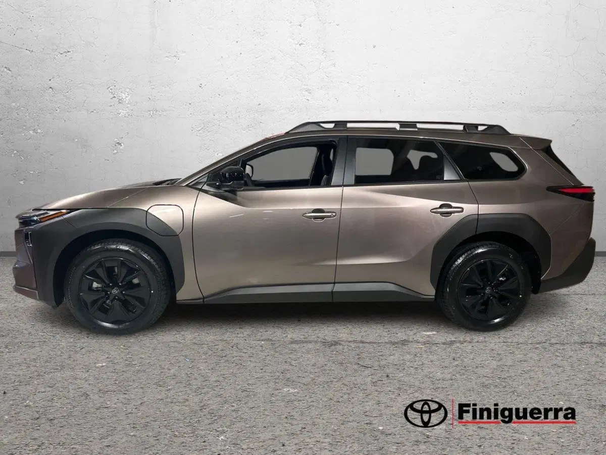 Toyota bZ4X nuova a Lecco (6)
