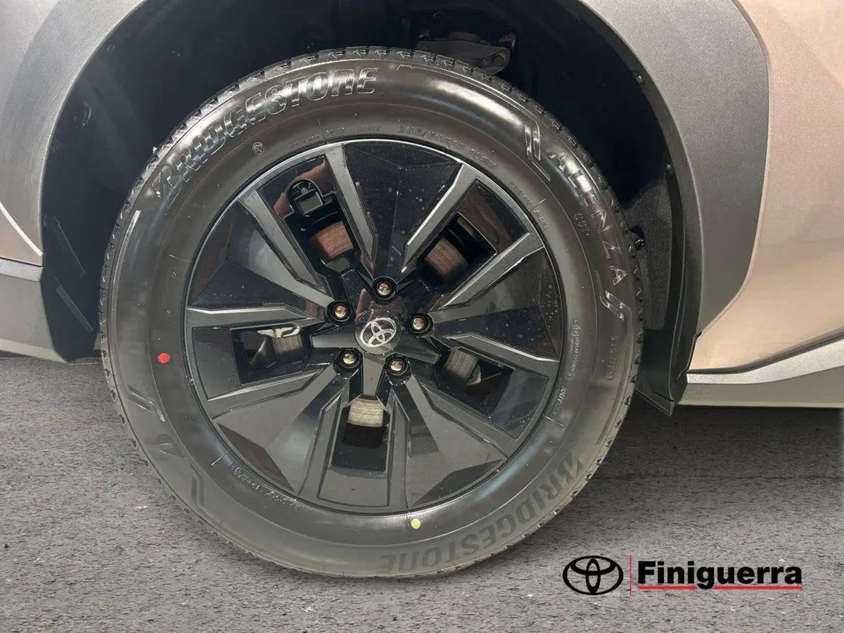 Toyota bZ4X nuova a Lecco (7)