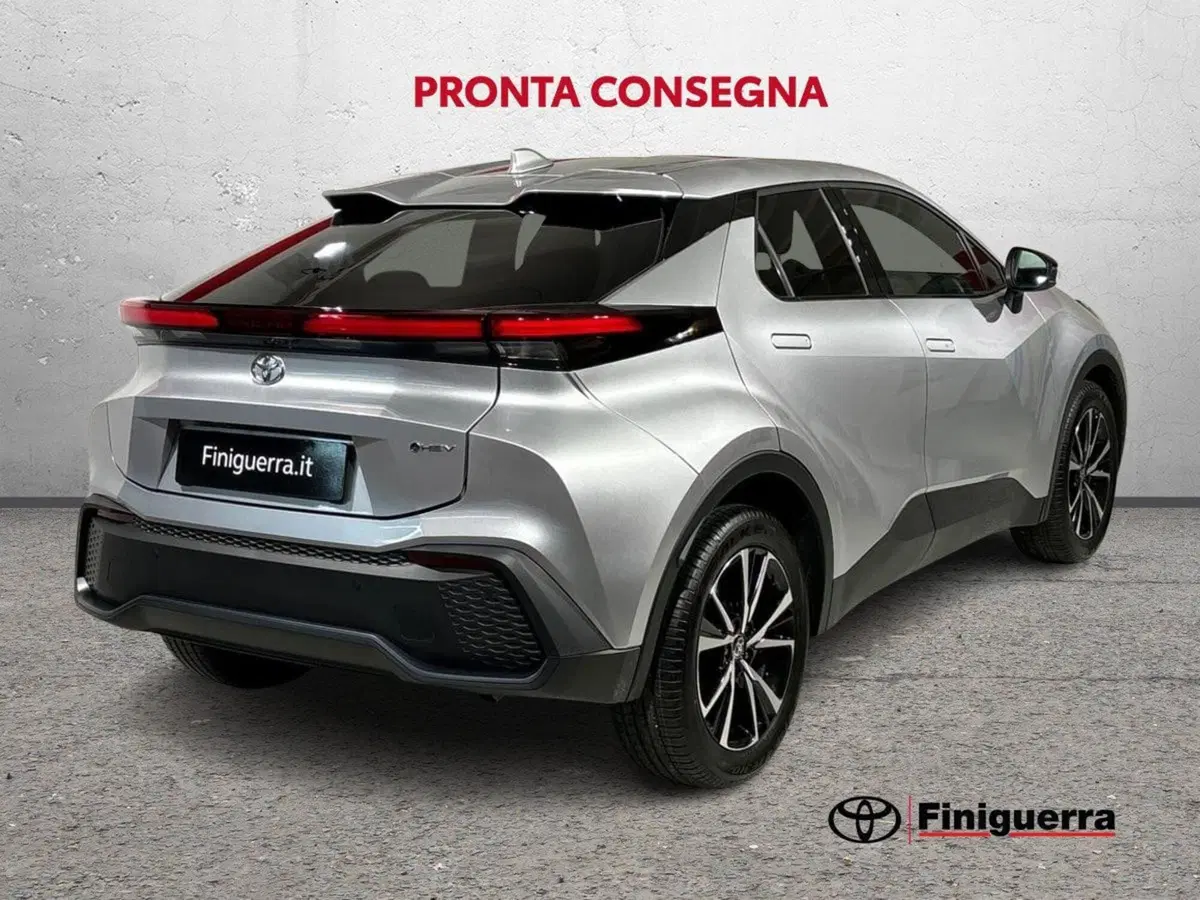 Toyota Toyota C-HR nuova a Lecco (4)