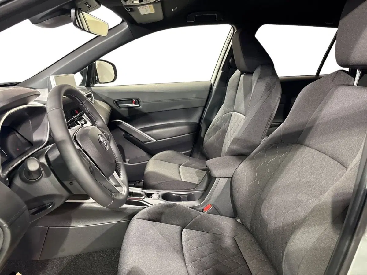 Toyota Corolla Cross Hybrid nuova a Lecco (10)