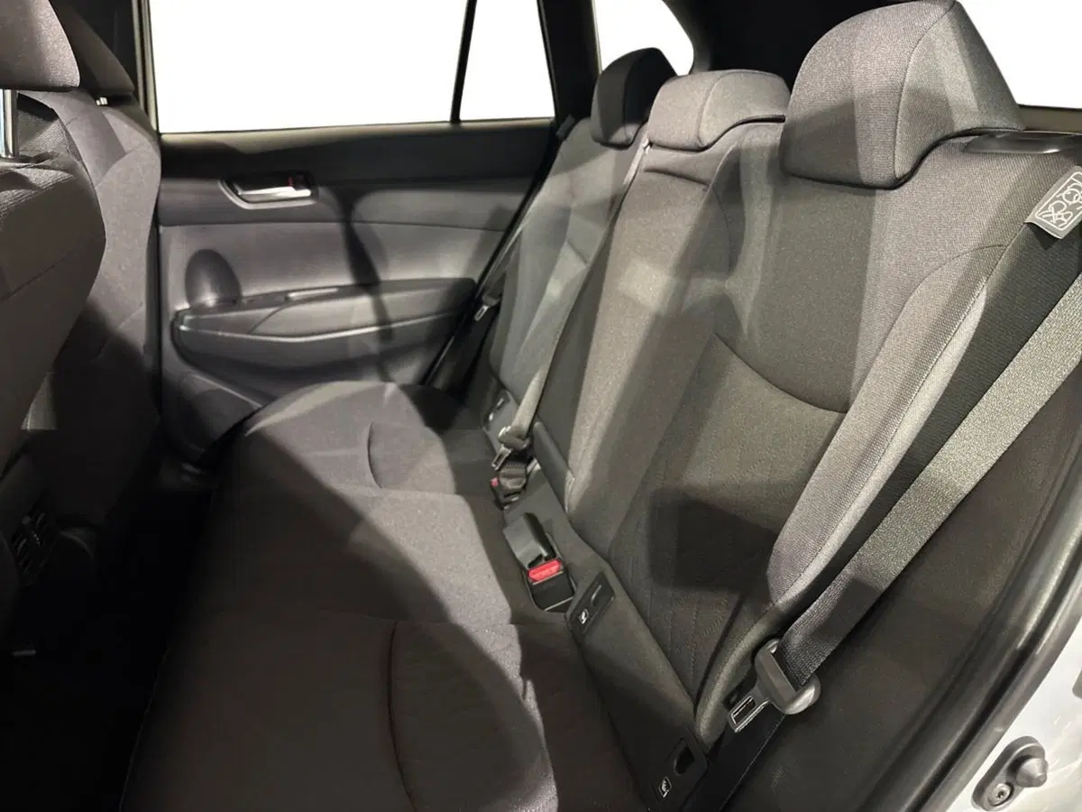 Toyota Corolla Cross Hybrid nuova a Lecco (11)