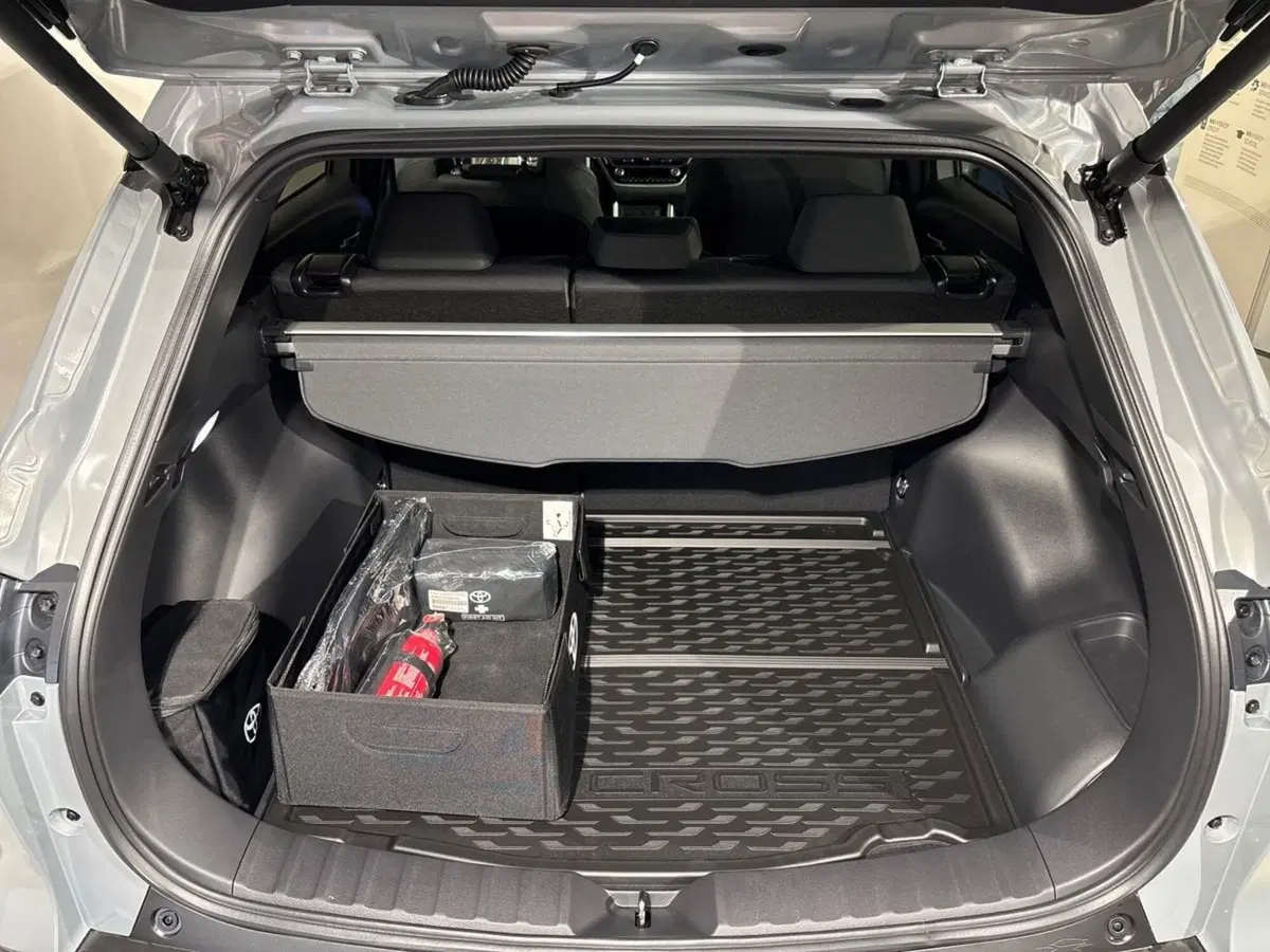 Toyota Corolla Cross Hybrid nuova a Lecco (12)