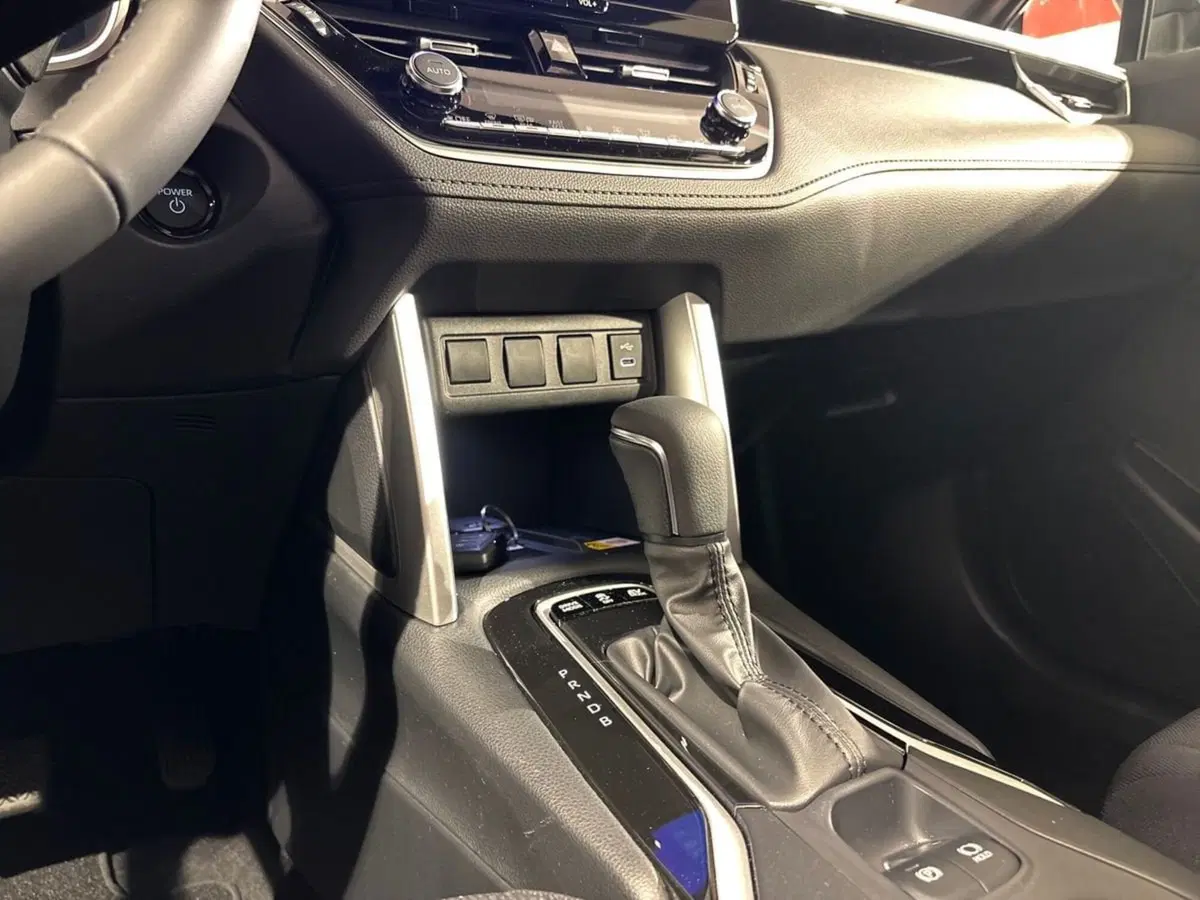 Toyota Corolla Cross Hybrid nuova a Lecco (14)