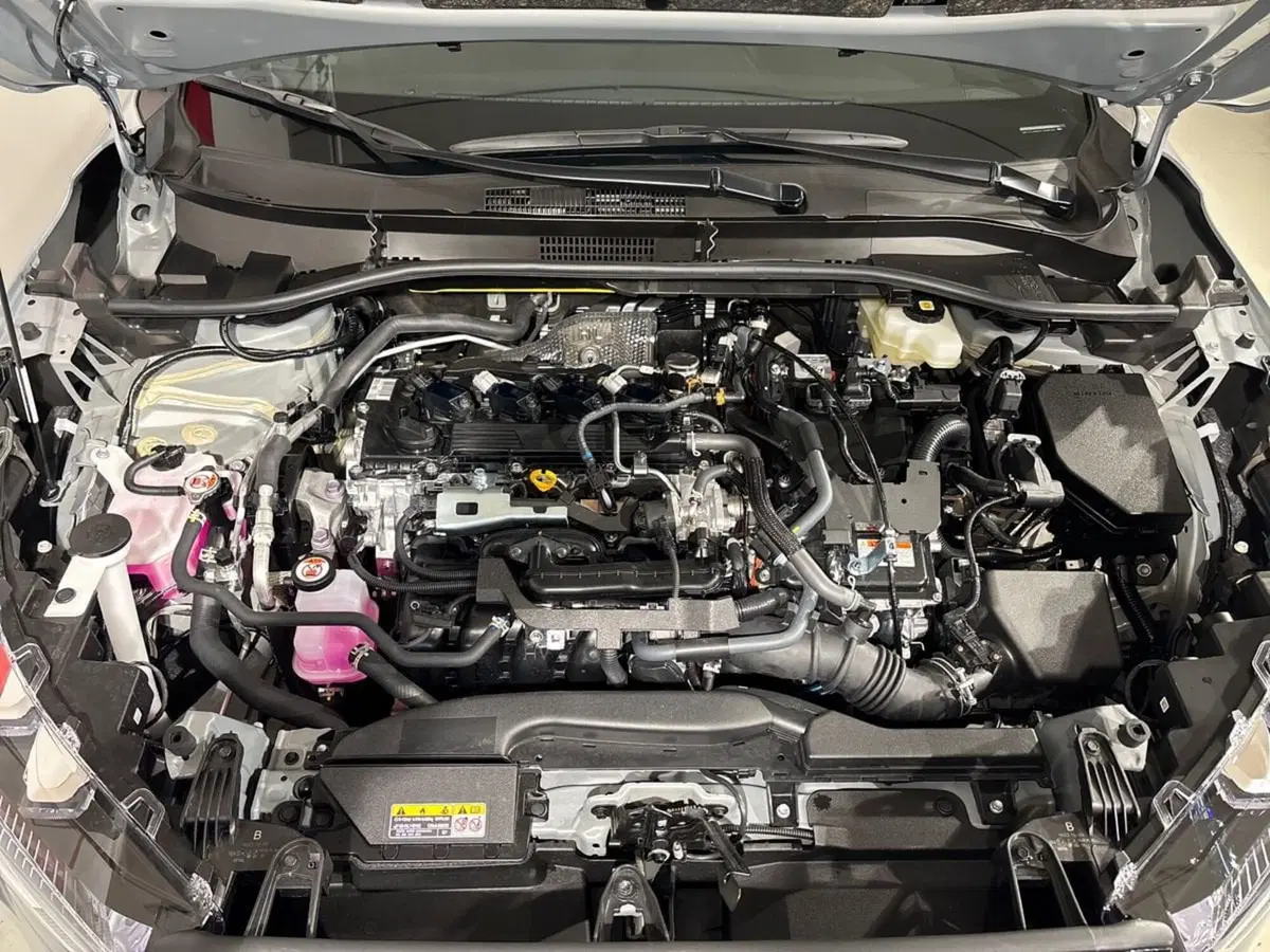 Toyota Corolla Cross Hybrid nuova a Lecco (16)